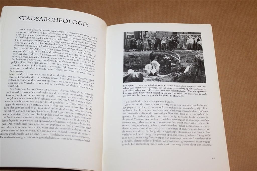 Op Zoek naar Villa Cruoninga — Archeologie in Groningen, Ophalen of Verzenden, Gelezen