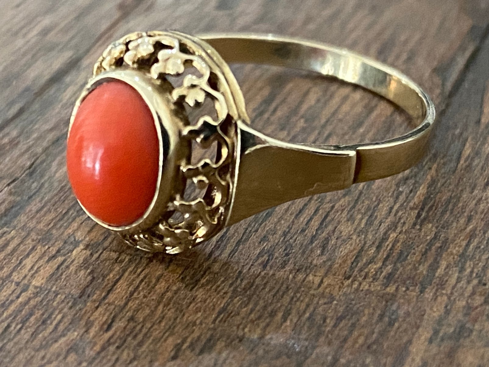 Prachtige gouden ring met bloedkoraal, 20 of groter, Ophalen of Verzenden, Zo goed als nieuw, Met edelsteen
