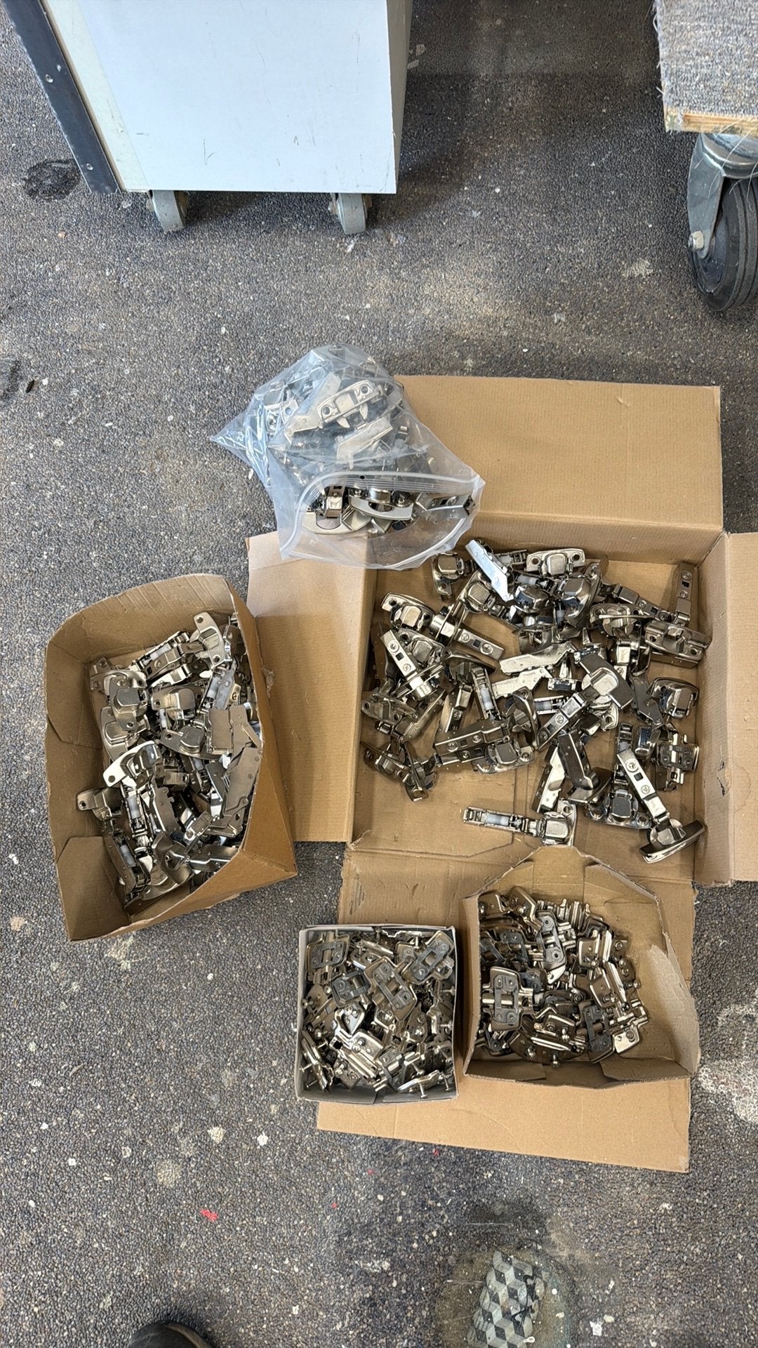 Nieuwe Hettich scharnieren en kruisplaten - ca. 200 stuks, Ophalen of Verzenden, Nieuw, IJzer, Scharnier
