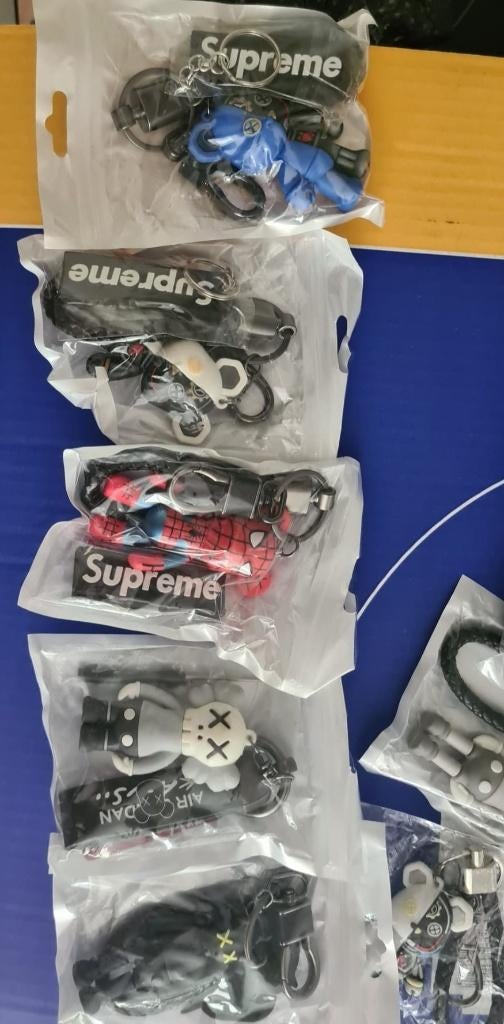 16 Diverse Sleutelhangers: Supreme, Spiderman, Kaws en meer, Verzenden, Nieuw, Knuffel of Figuurtje