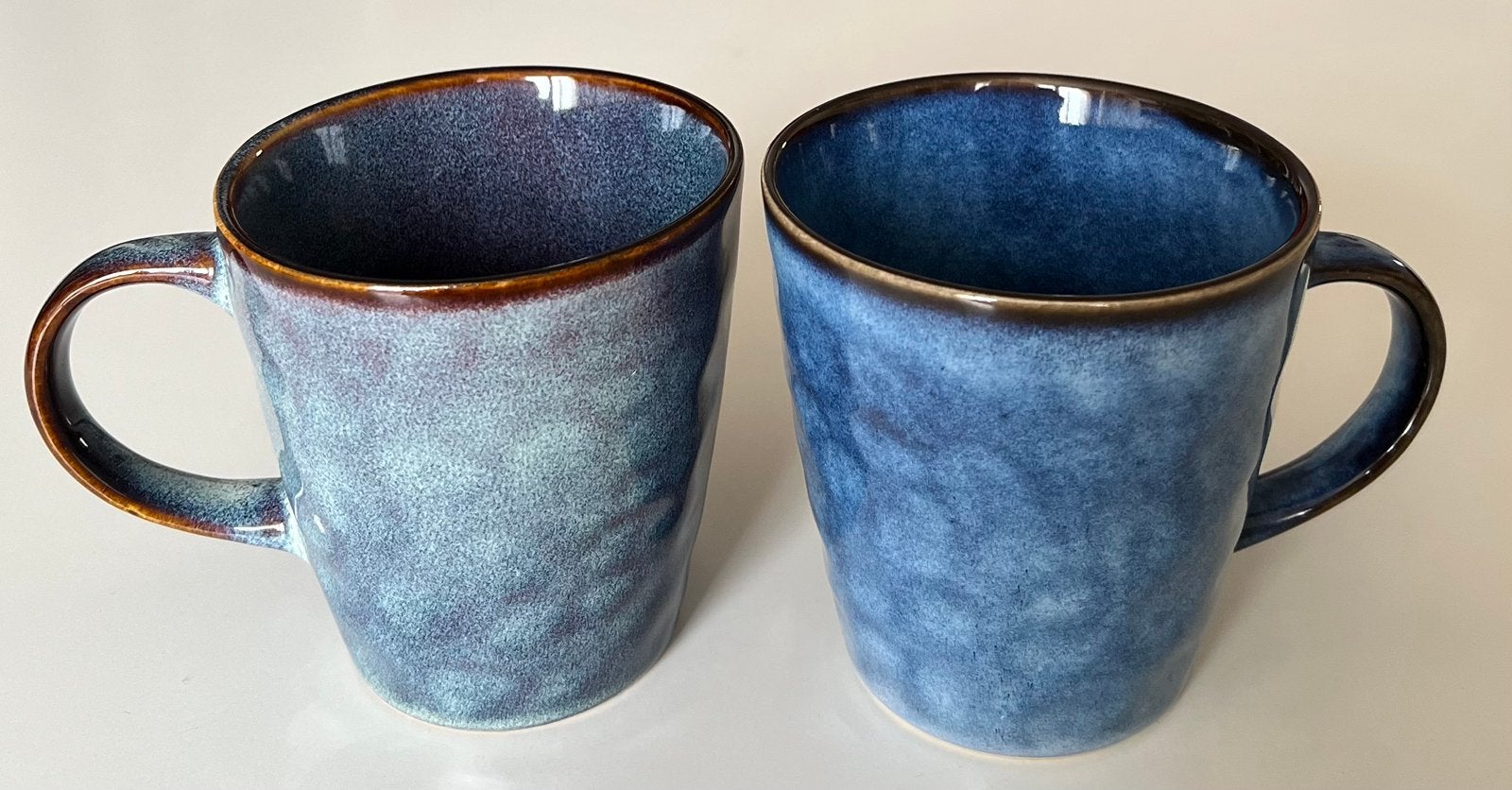 Twee keramische mokken met een reliëfoppervlak en glazuur, Ophalen of Verzenden, Zo goed als nieuw, Bord(en), Wedgwood