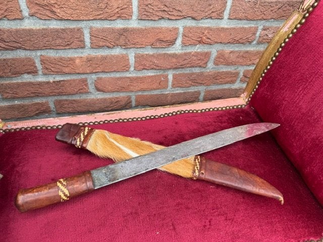 Afrikaans zwaard, oa leer en huid, 55 cm lang, Ophalen of Verzenden, Overige soorten, Overige gebieden, Zwaard of Sabel