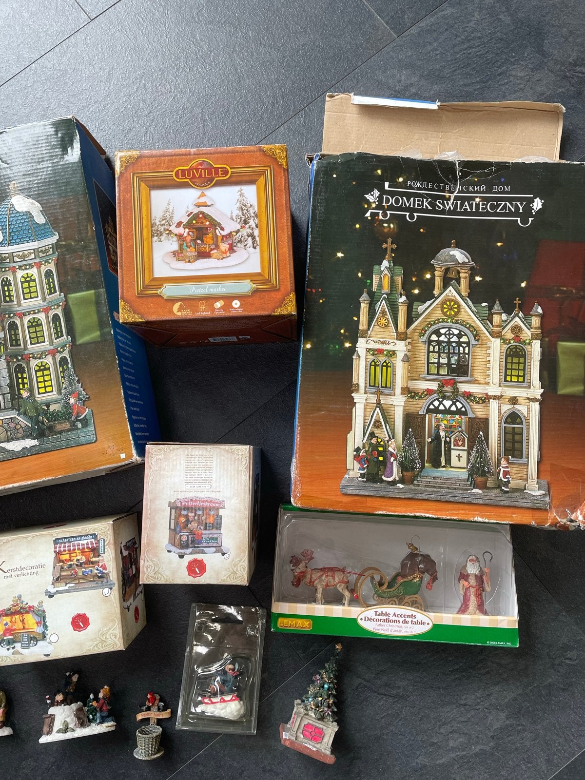 Kerstdorp complete set met huizen, decoratie en boompjes, Ophalen, Zo goed als nieuw