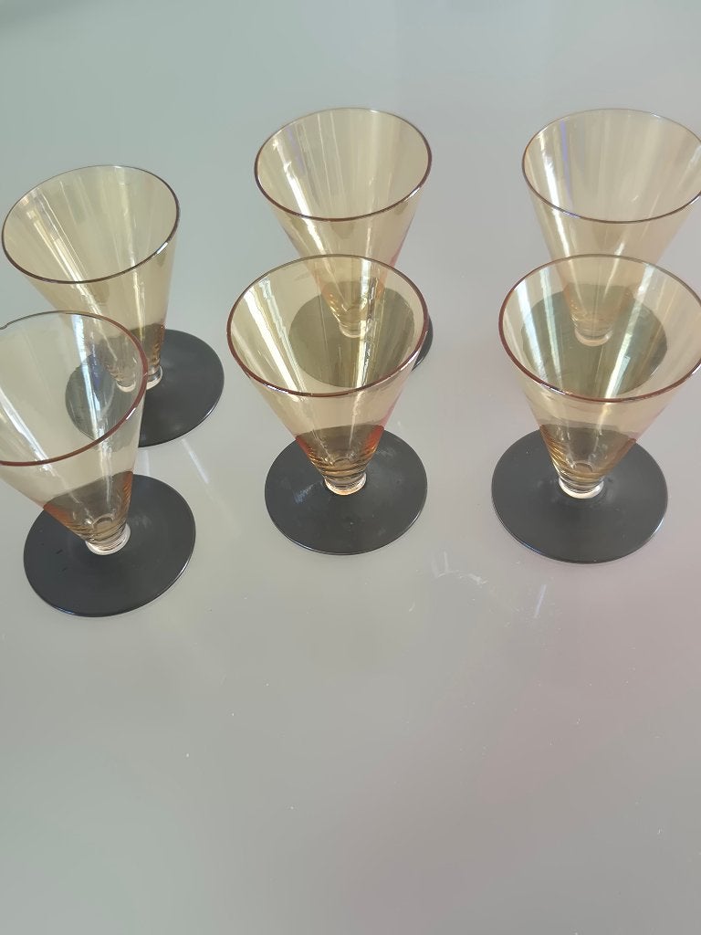 Vintage coupe glazen met een goud-amber tint en zwarte voet., Huis en Inrichting, Keuken | Servies, Ophalen, Glas of Glazen, Vintage