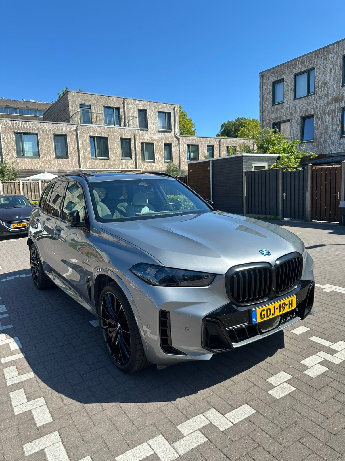BMW X5 Xdrive50e 490pk Aut 2023 Grijs Pano Skylounge Trekhaa, Auto's, X5, 2395 kg, Parkeerassistent, Overige kleuren