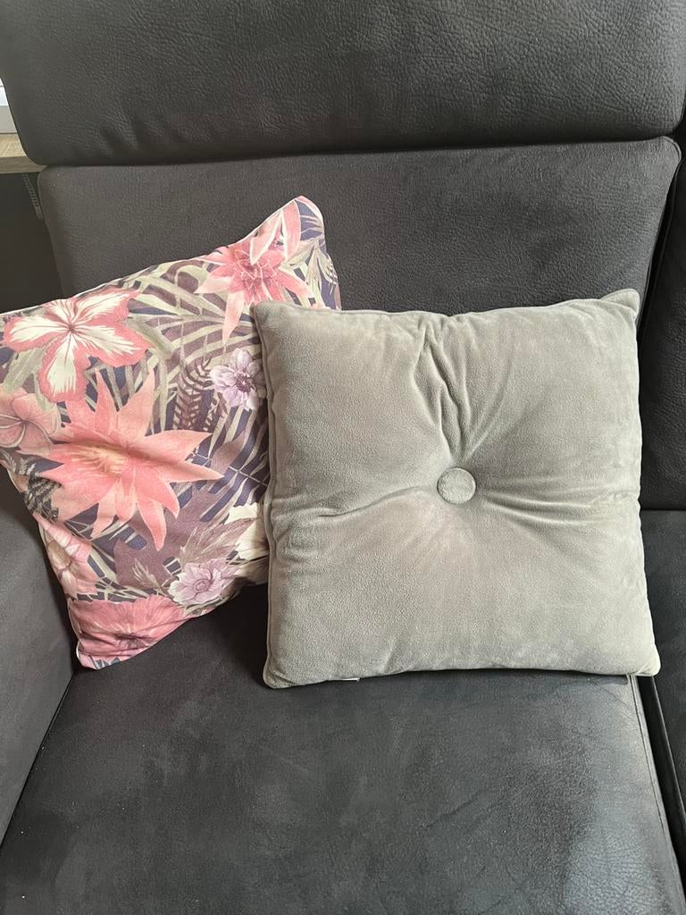 2 kussens: effen en gebloemd roze, Ophalen of Verzenden, Zo goed als nieuw, Overige kleuren, Vierkant