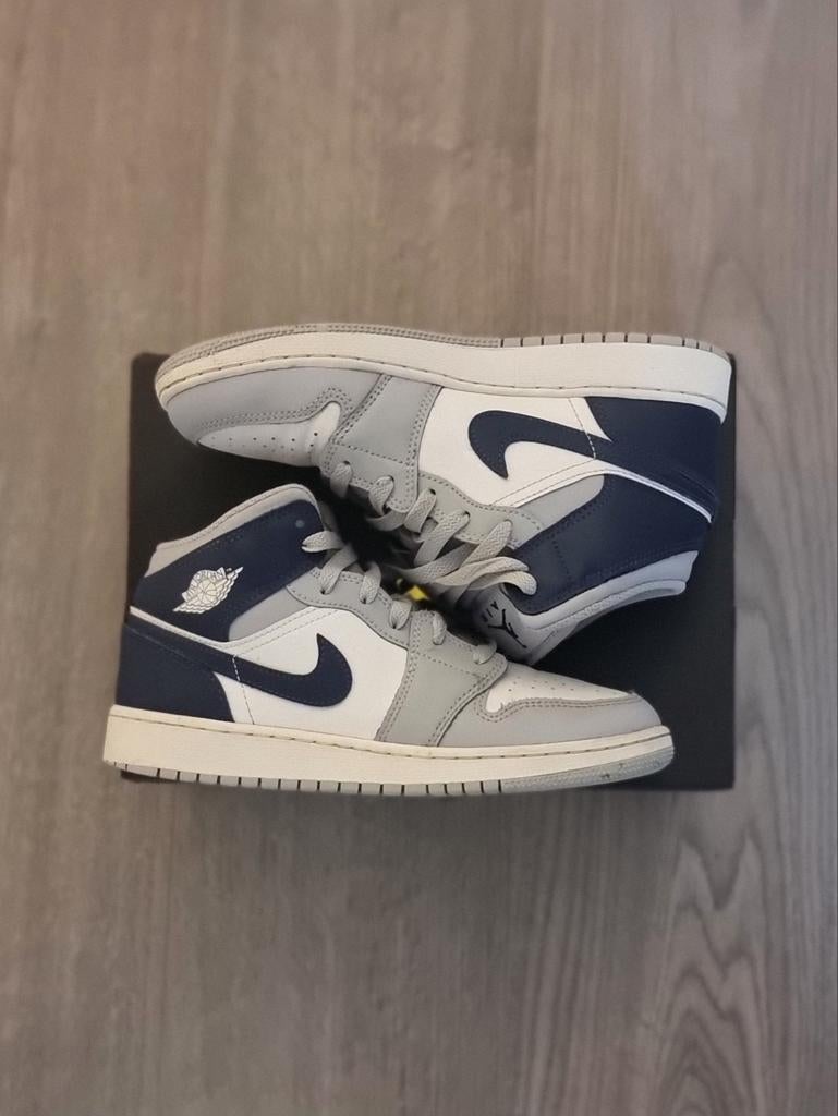 Air Jordan 1 Mid 'Wolf Grey & Midnight Navy' - Size 38.5, Kleding | Heren, Schoenen, Overige kleuren, Ophalen of Verzenden, Sneakers of Gympen