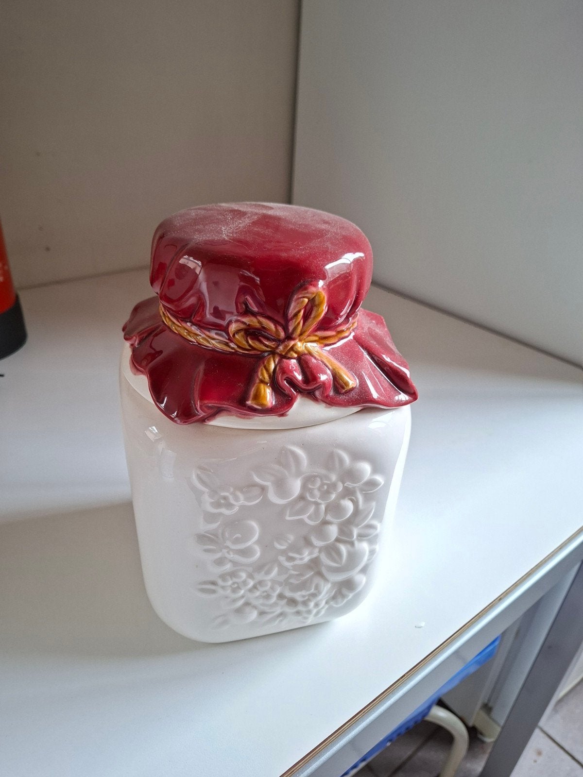 Vintage Japan keramische pot met bloemmotief en rood deksel, Ophalen of Verzenden