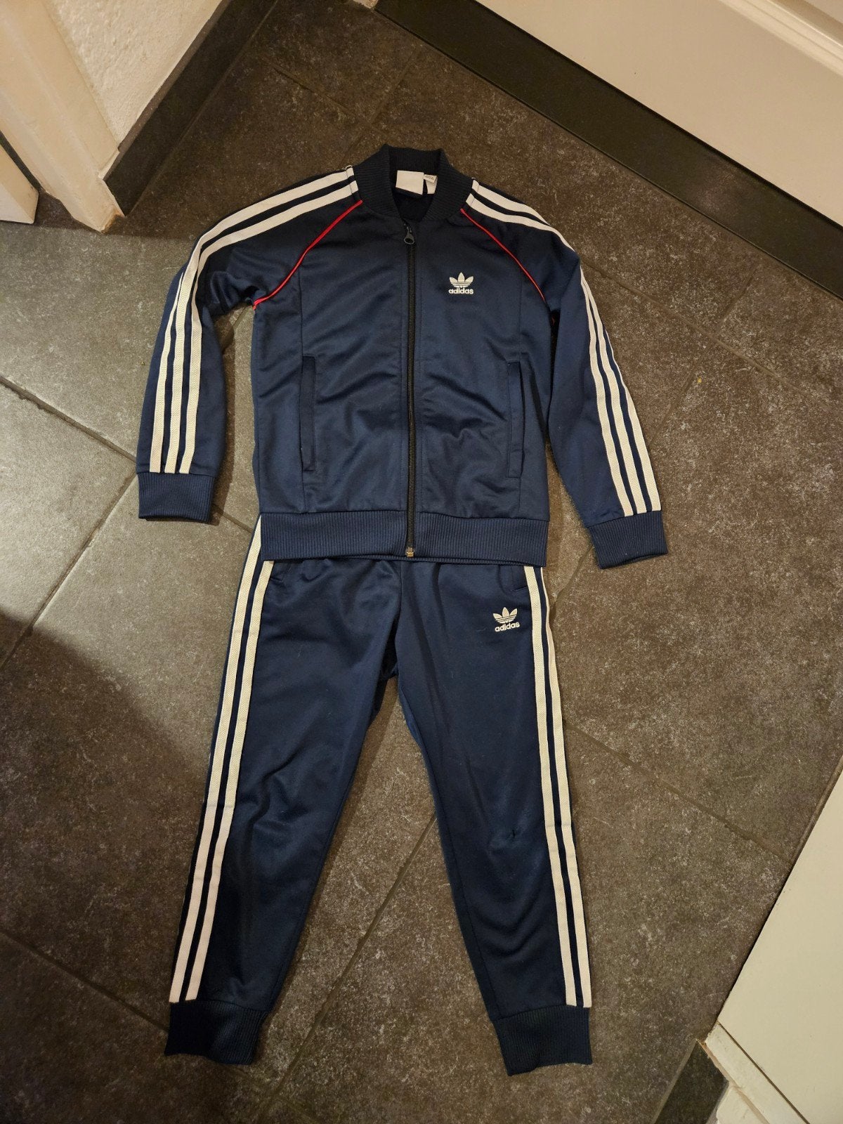 Adidas trainingspak maat 128 - kleine beschadiging, Adidas, Gebruikt, Verzenden, Jongen of Meisje