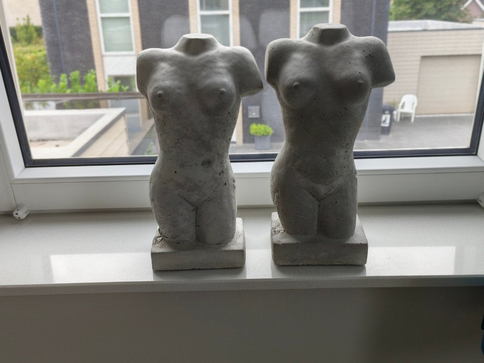 Set van 2 betonnen torso beelden - Vrouwelijke vormen, Ophalen, Handgemaakt, 20 - 50 cm, Steen of Keramiek