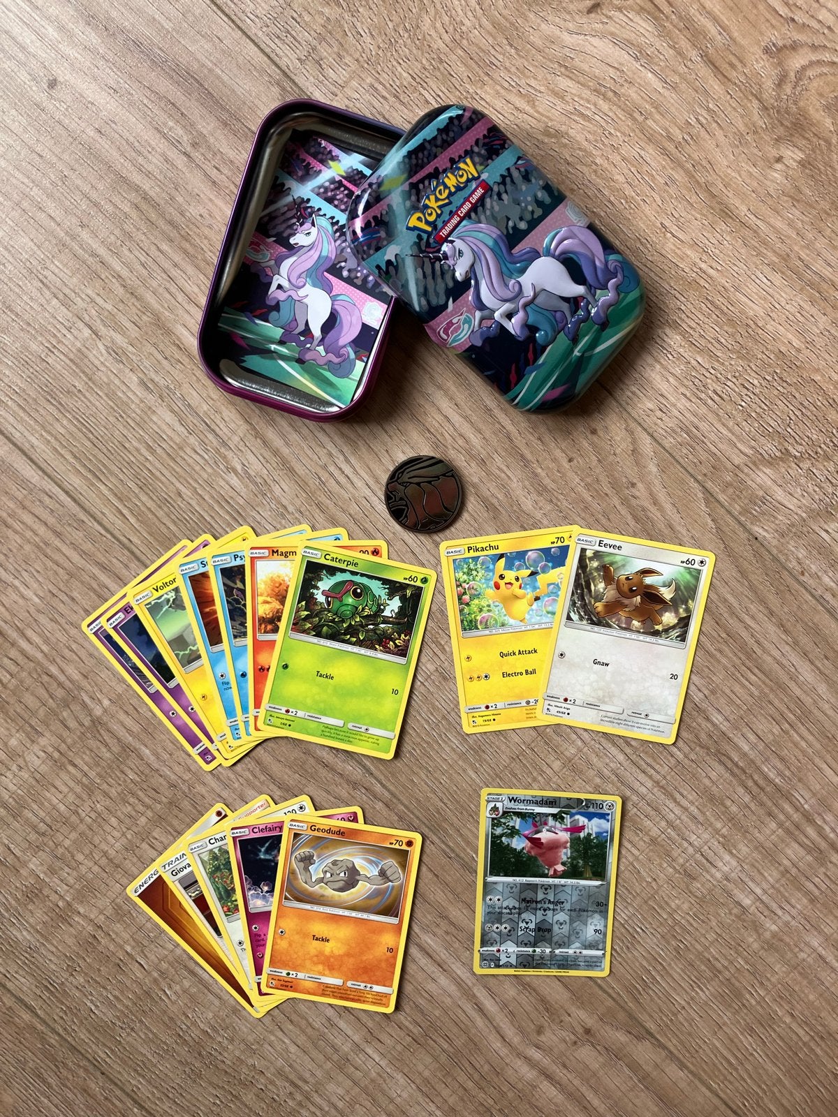 Rapidash Galar mini tin met 15 Pokémon kaarten + muntje, Ophalen of Verzenden, Zo goed als nieuw, Meerdere kaarten, Foil