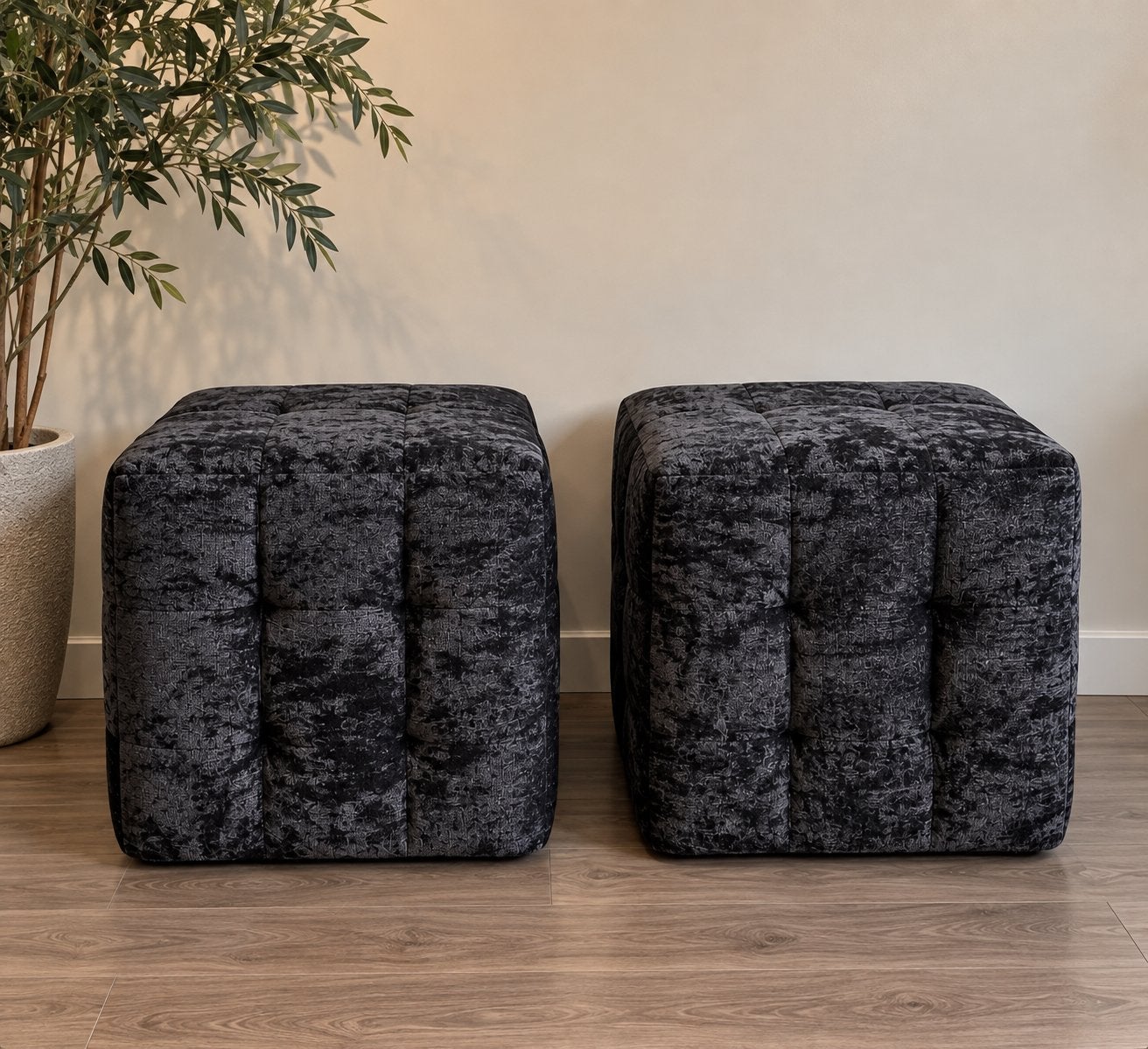 2x Serta Dice hocker / nachtkastje – antraciet – luxe stof, Ophalen, Zo goed als nieuw, Stof, Vierkant