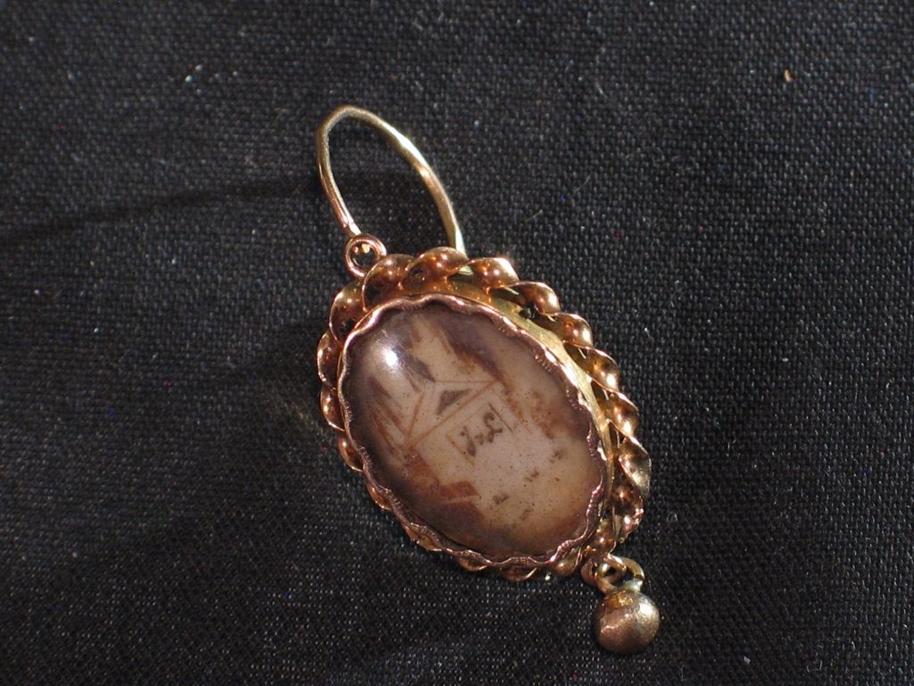 Oorbel goud (memorie afbeelding) D.de Boer Sneek 1800. 2180, Ophalen of Verzenden, Goud