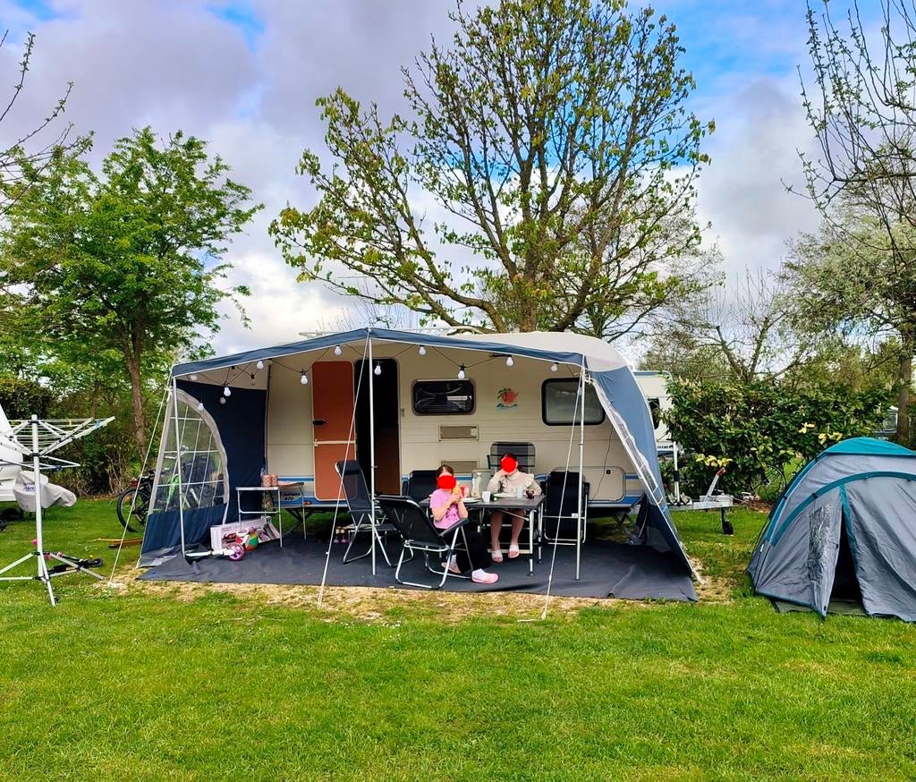Fijne Caravelair caravan met stapelbed en voortent/luifel, Vast bed, Particulier, Luifel, Tot en met 6