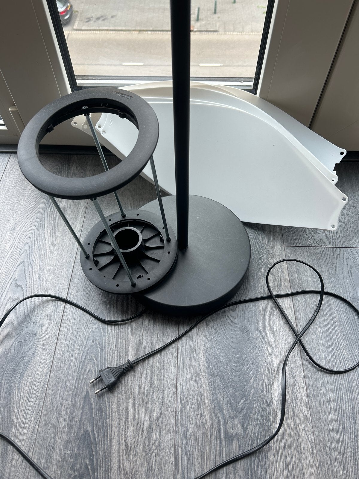 Zwarte vloerlamp IKEA, Huis en Inrichting, Lampen | Vloerlampen, Ophalen, Gebruikt, 100 tot 150 cm, E27 (groot)