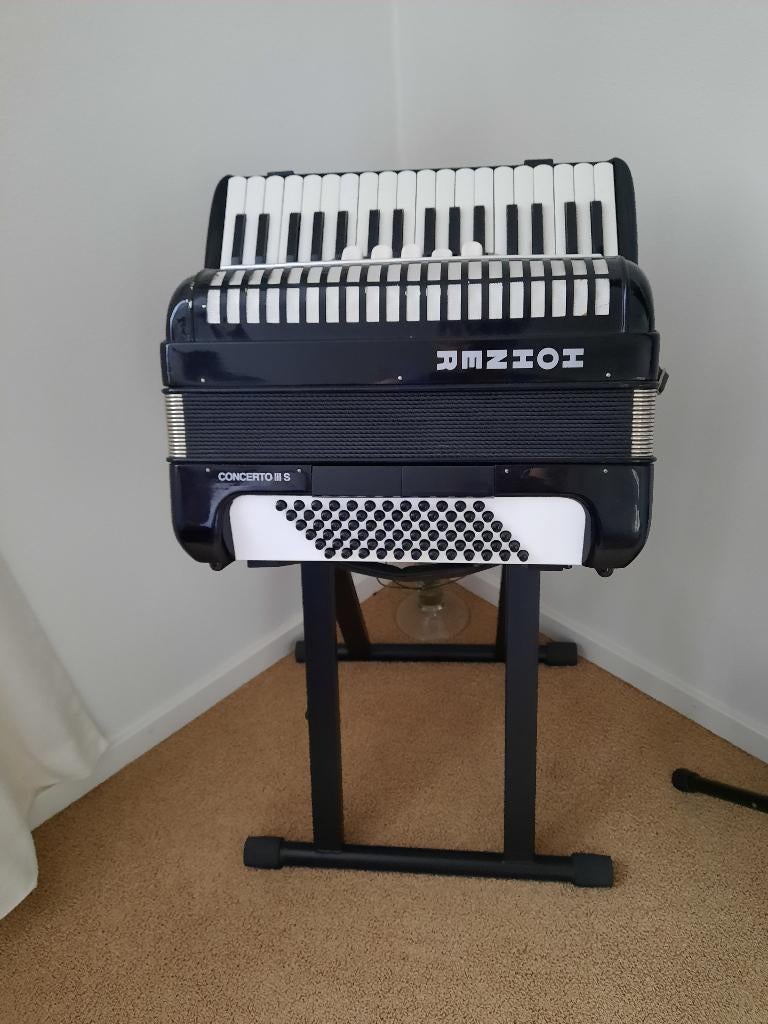 HOHNER CONCERTO III S ACCORDEON > ZWART-WIT, Muziek en Instrumenten, Accordeons, Ophalen, Gebruikt, 72-bas, Met koffer