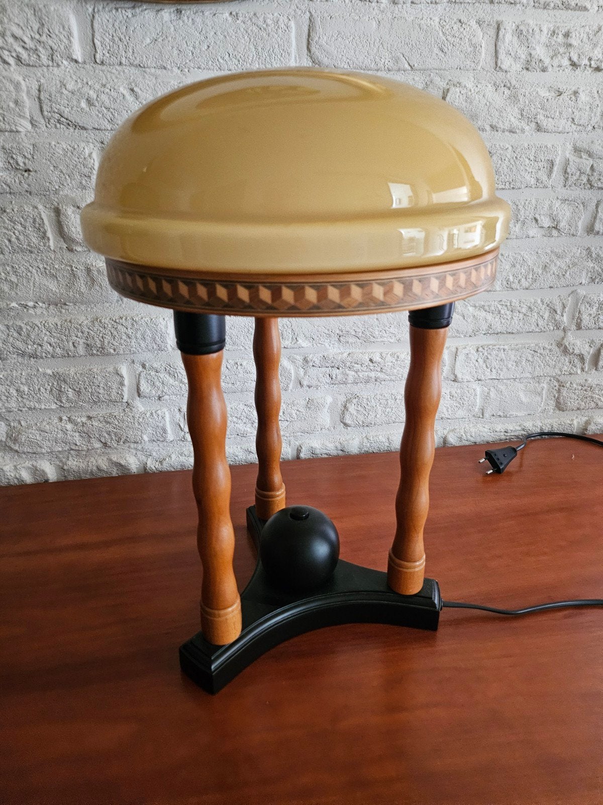 Vintage Tafellamp met Houten Poten en Glazen Kap, Huis en Inrichting, Ophalen, Gebruikt, 50 tot 75 cm, Vintage, Retro