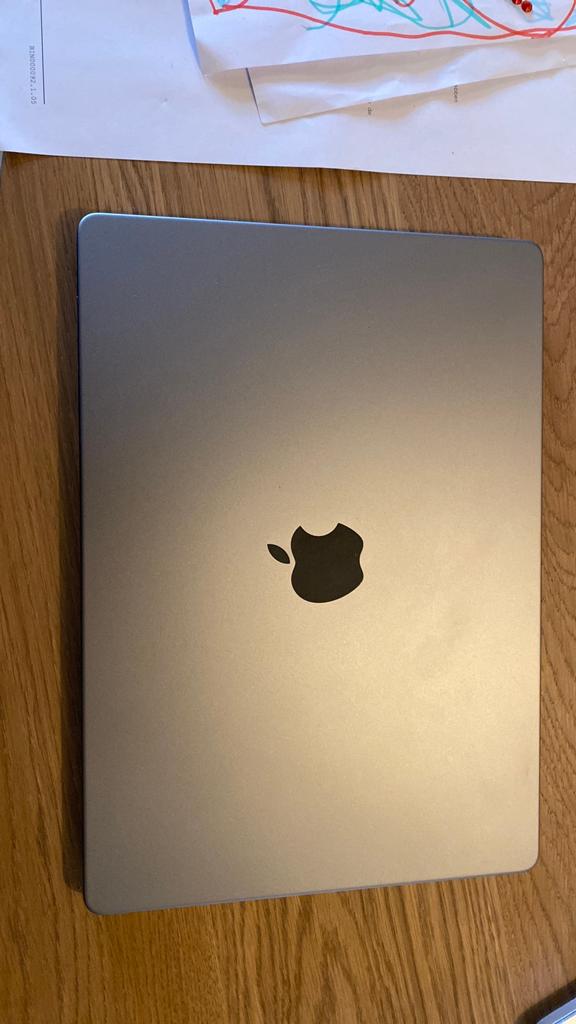 Macbook pro m2 2023 14 inch 16gb 512ssd lijn in beeld, Computers en Software, Apple Macbooks, Ophalen of Verzenden, Zo goed als nieuw