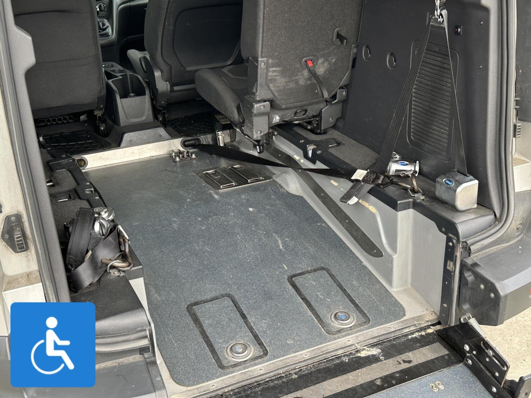 Ford Tourneo Connect L1 Rolstoelauto 3+1 DIESEL, Elektrische ramen, Stof, Gebruikt, Zwart