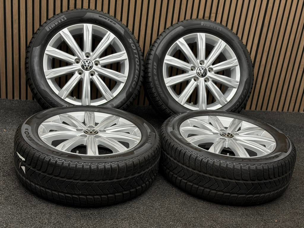 Originele 17 inch VW Touran 5T Stockholm 5x112 ET52 Pirelli, Auto-onderdelen, Banden en Velgen, Ophalen, 215 mm, ., Banden en Velgen