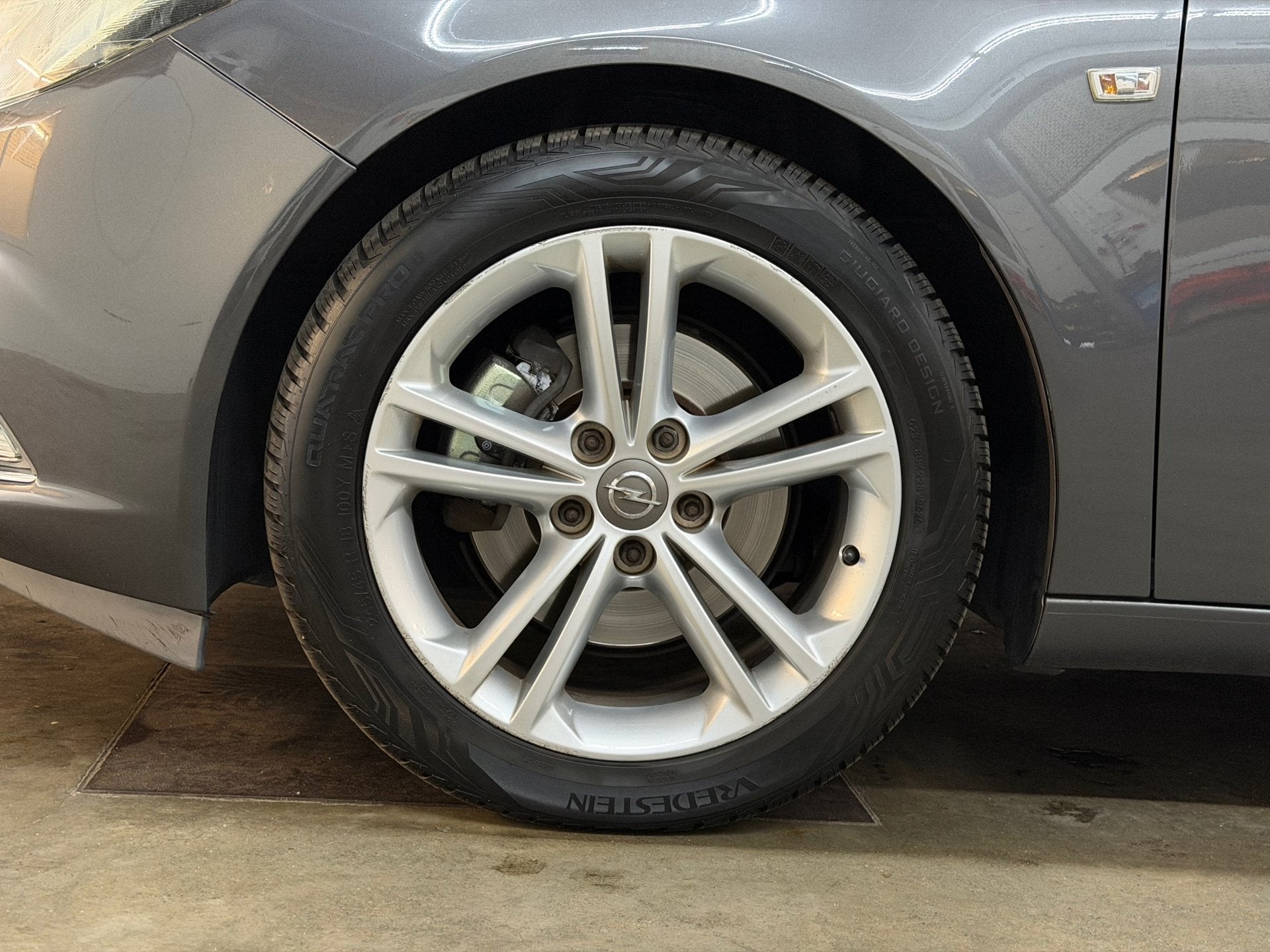 Opel Insignia 2.0 T Sport 4x4 2010 AUTOMAAT XENON NAVI PDC, Auto's, Opel, Automaat, Stof, Gebruikt, Zwart