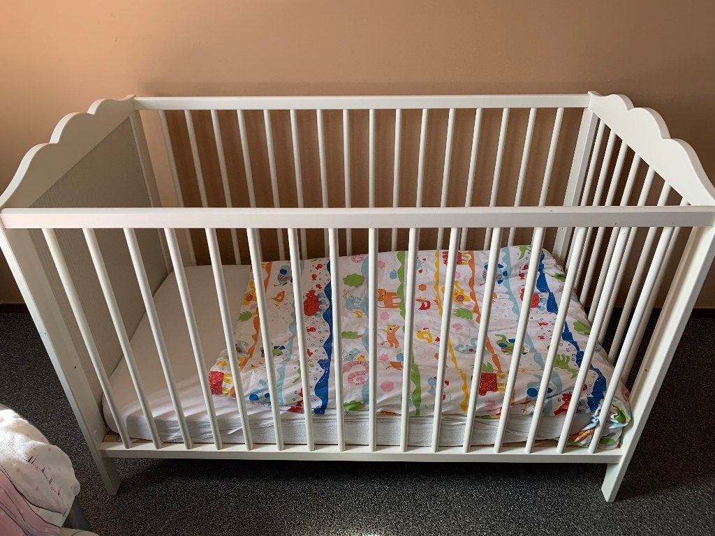 Ledikantje IKEA + Beddengoed - Compleet voor direct gebruik, Kinderen en Baby's, Ophalen, Zo goed als nieuw, Ledikant