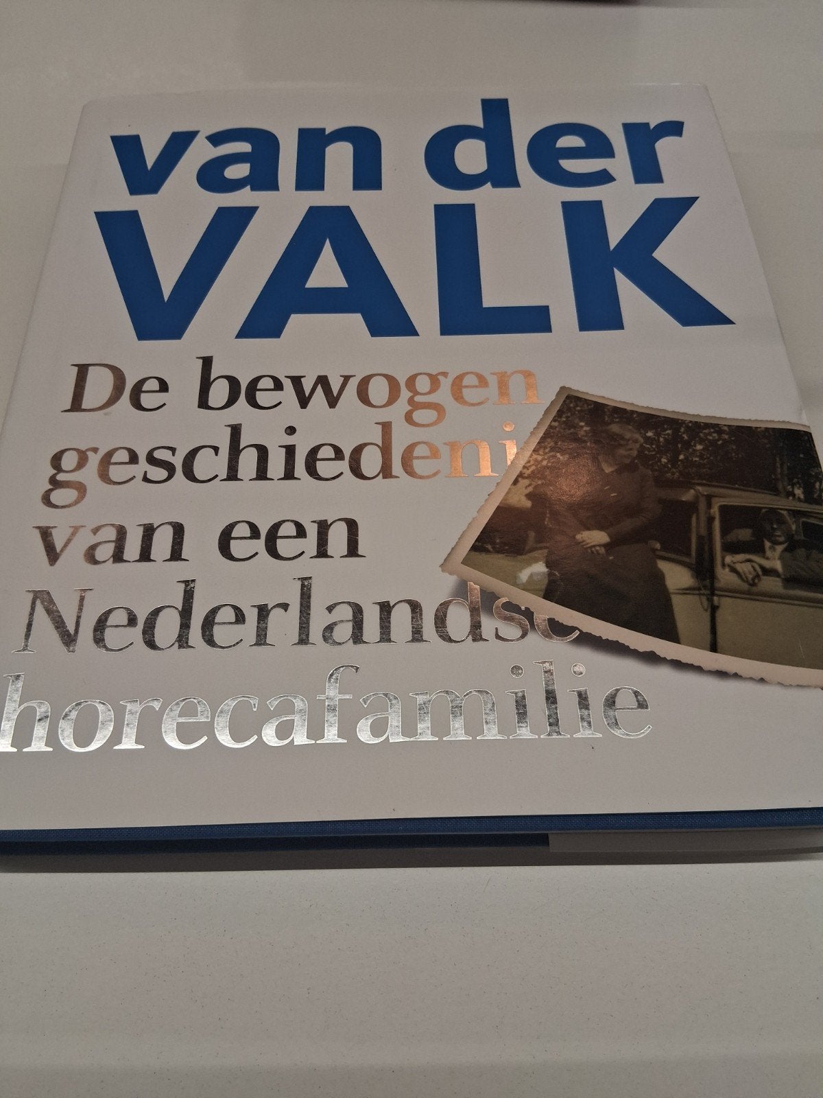 Van der Valk - De bewogen geschiedenis van een Nederlandse, Ophalen of Verzenden, Zo goed als nieuw