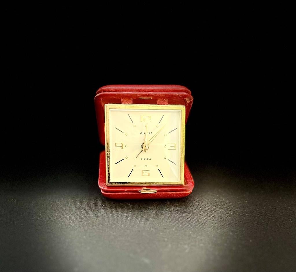 Te koop Vintage Europa reiswekker uit de jaren ’60, rood, Witgoed en Apparatuur, Wekkers, Ophalen of Verzenden, Gebruikt, Analoog