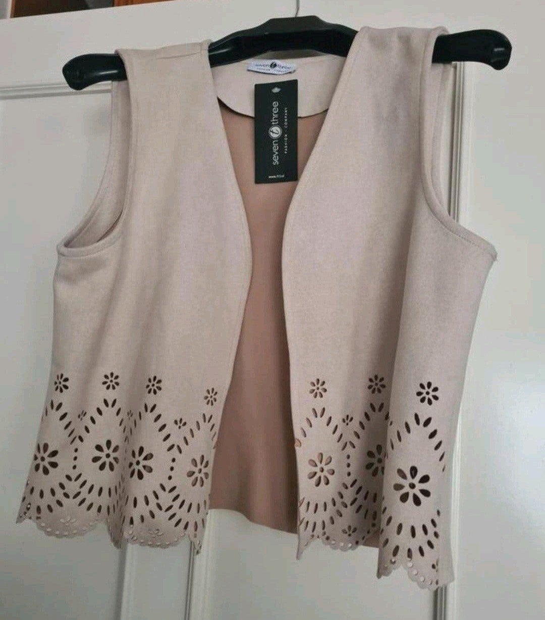 Gilet suède achtig materiaal nieuw, Ophalen of Verzenden, Nieuw, Maat 42/44 (L), Beige