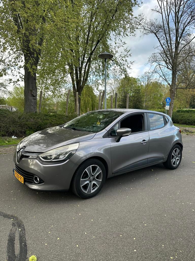 Renault Clio 1.5 DCI 66KW 5-DRS 2014 Grijs, Auto's, Voorwielaandrijving, 1046 kg, 4 cilinders, 96 €/maand