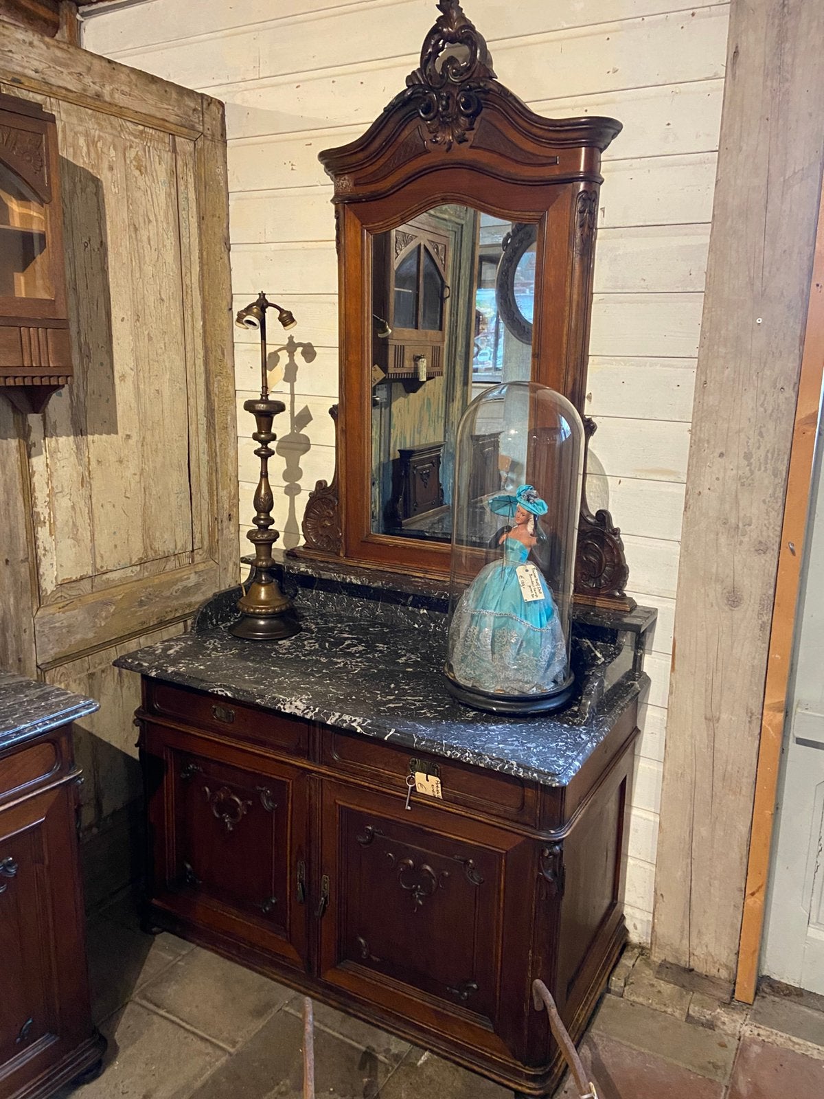 Een antieke commode kast met zwart marmer