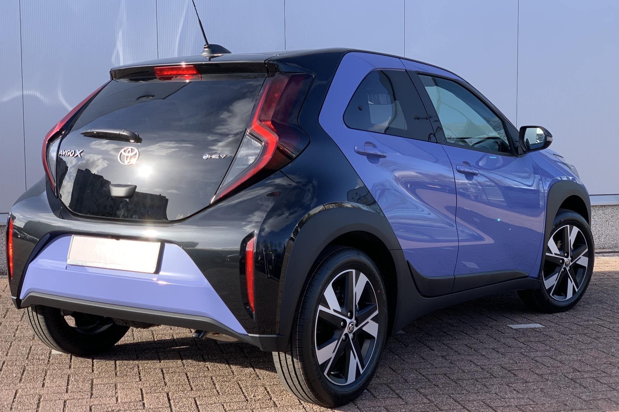 Toyota Aygo X Hybrid 115 pulse / Camera / Carplay / Keyless, Stof, Euro 6, Overige kleuren, 4 stoelen