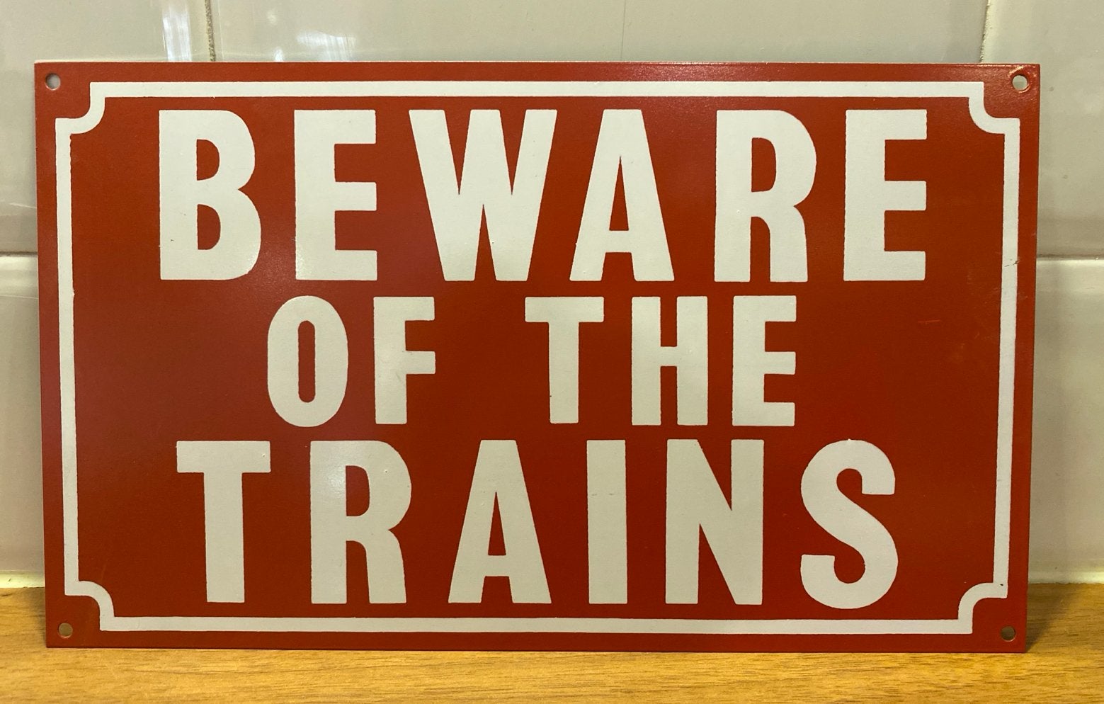 Bord 'Beware of the Trains' Rood UK., Ophalen of Verzenden, Nieuw, Trein, Overige typen