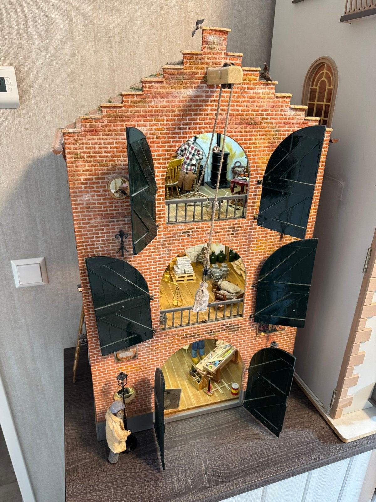 Volledig ingericht poppenhuis pakhuis, Ophalen, Nieuw, Poppenhuis