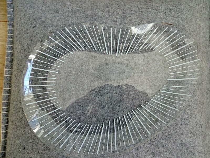 Niervormig schaaltje van dun glas met witte streepjes, Ophalen