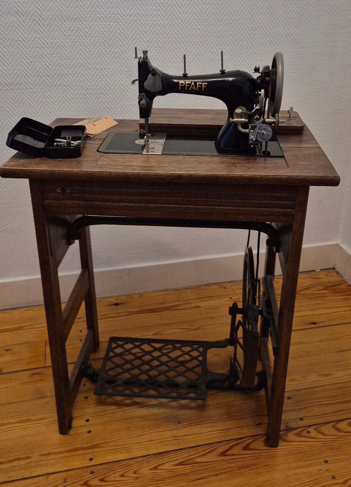 Antieke Pfaff 11 Naaimachine met Meubel en Accessoires, Ophalen