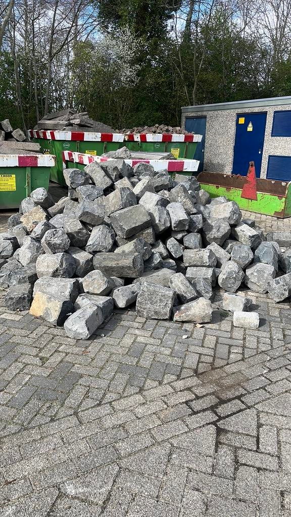 Basalt keien, Ophalen, Zo goed als nieuw, Basalt