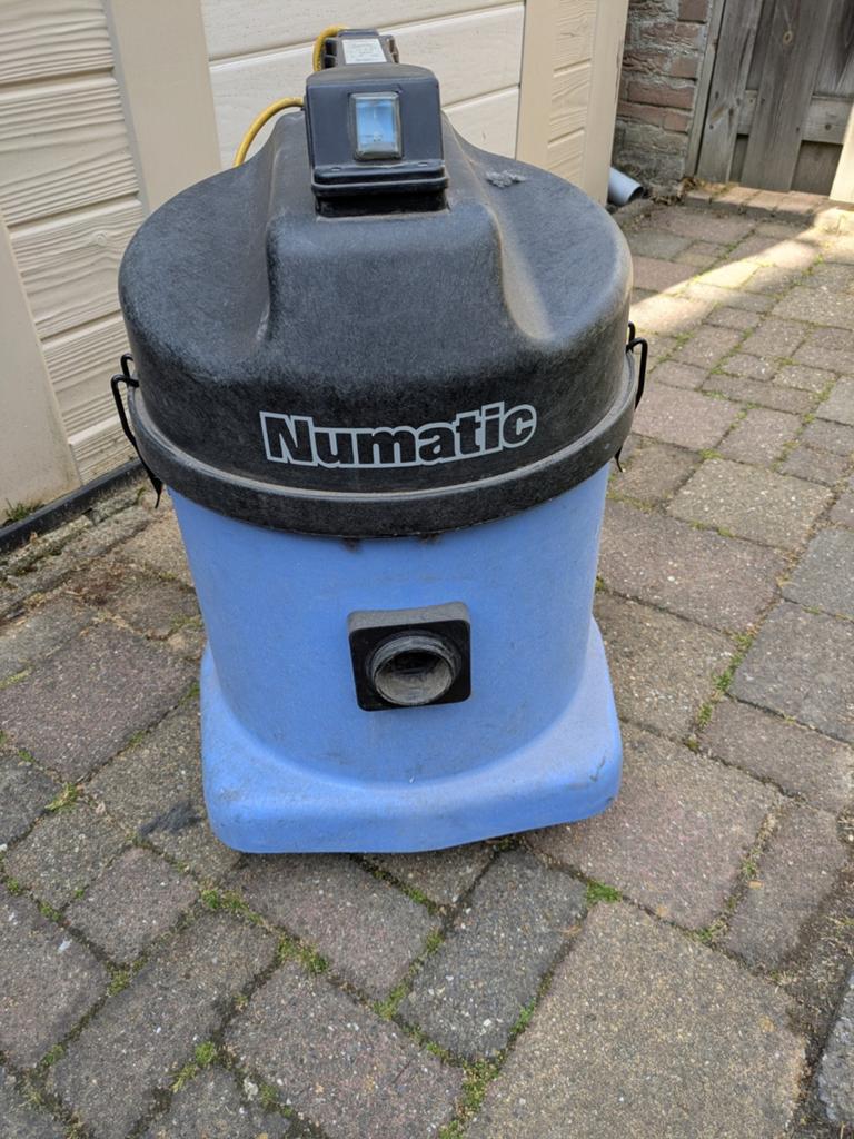 Numatic stof en waterzuiger, Ophalen