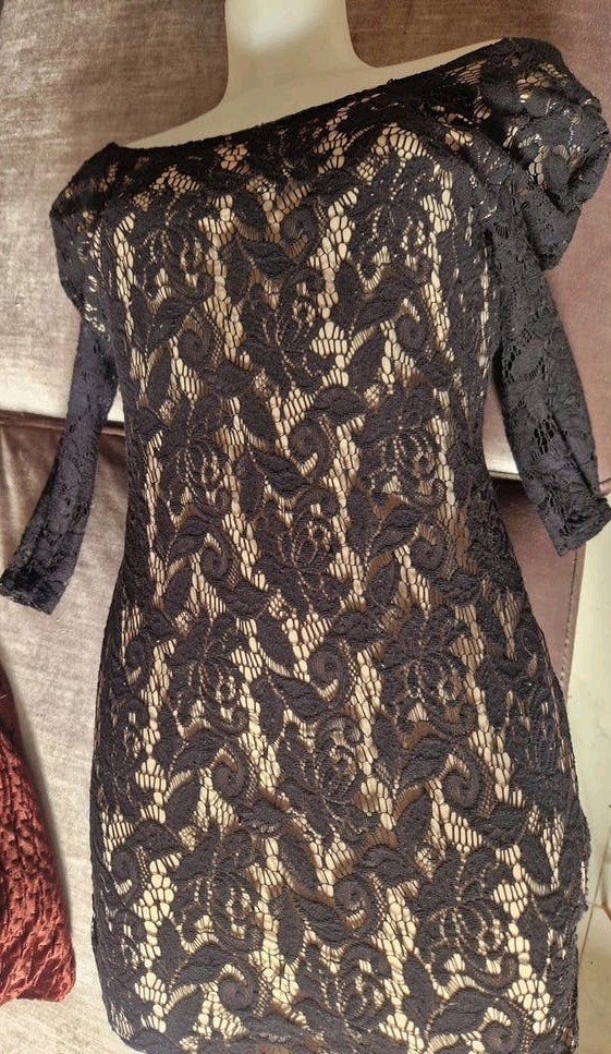 H&M Zwart Kanten off shoulder super sexy Jurkje Maat 42, Kleding | Dames, H&M, Zwart, Maat 42/44 (L), Ophalen of Verzenden