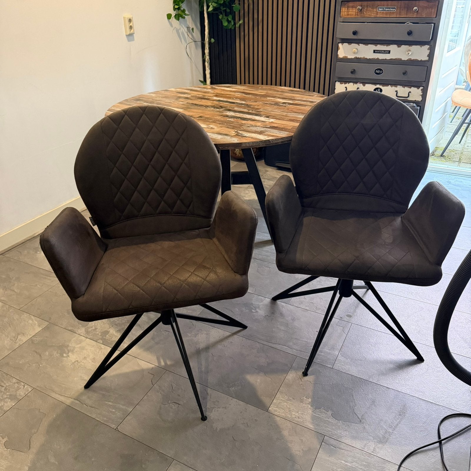 Twee gratis eetkamerstoelen, Ophalen, Zo goed als nieuw, Twee