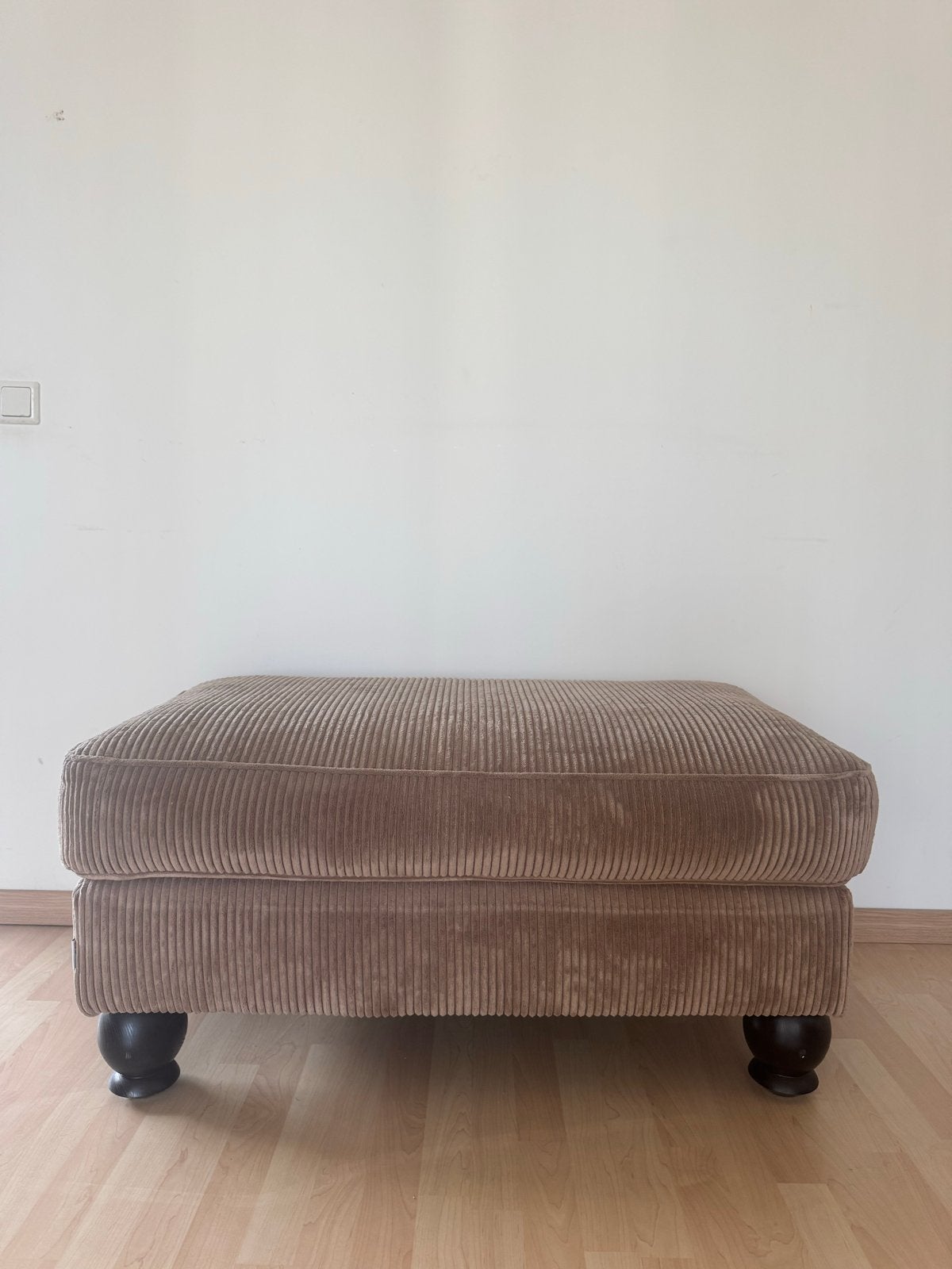 Hocker, voetenbank ribstof in mocca / bruin MOET SNEL WEG, Huis en Inrichting, Banken | Voetenbanken en Poefen, Ophalen, 75 tot 100 cm