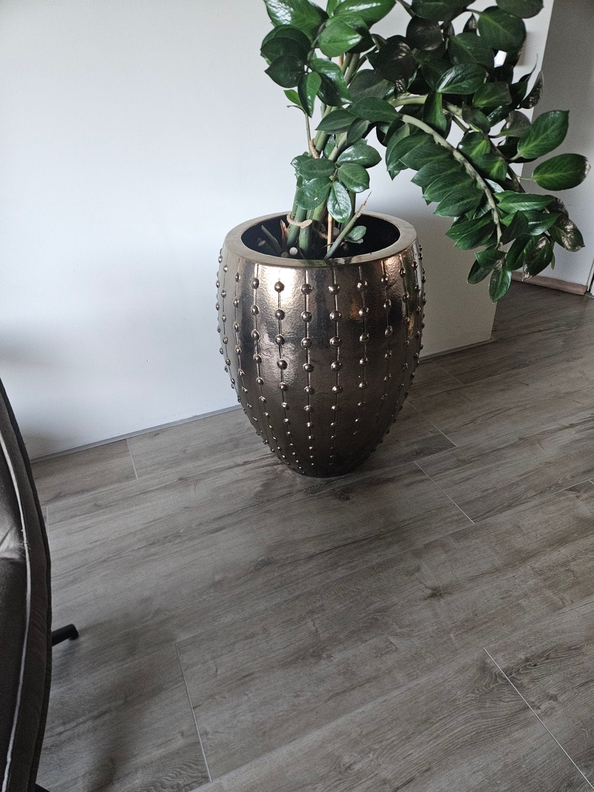 Grote bronzen bloempot met nopjes - Zo goed als nieuw, 40 cm of meer, Binnen, Ophalen of Verzenden, Zo goed als nieuw