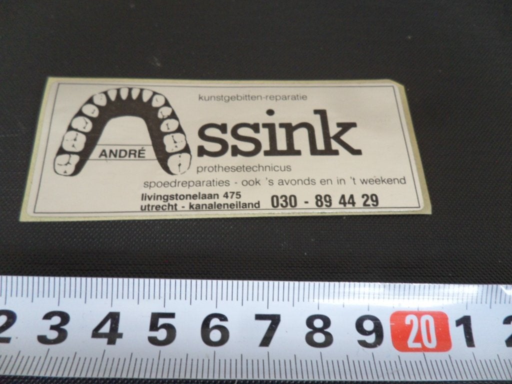 sticker utrecht andré assink kunstgebitten-reparatie, Ophalen, Zo goed als nieuw