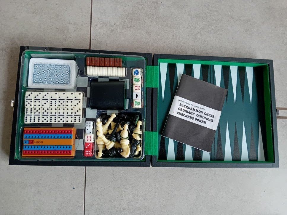 Compleet Spellenpakket: Schaak, Backgammon, Domino & Meer, Een of twee spelers, Ophalen, Zo goed als nieuw, Onbekend