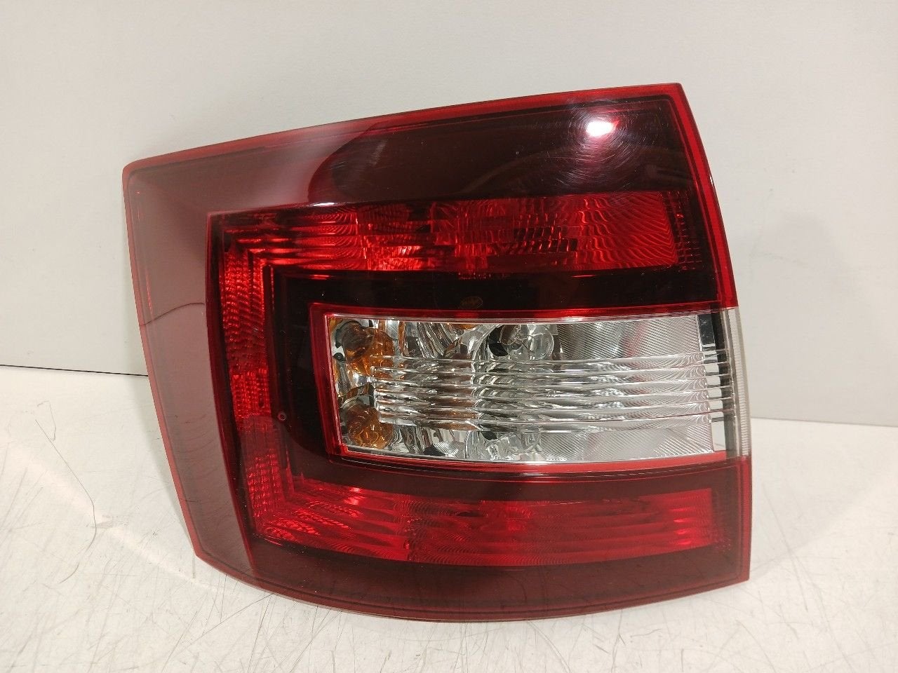 Achterlicht links buiten Skoda Rapid, Onderdelen@venauto.nl, Van der Ven Autorecycling B.V., Gebruikt, Ettenseweg 76, 4706 PB Roosendaal, The Netherlands