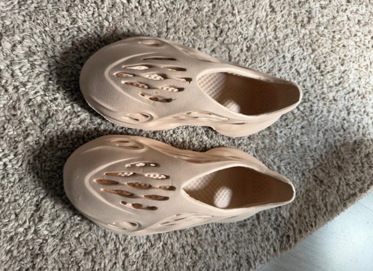 Yeezy Foam Runner - Maat 39 - Zo goed als nieuw, Ophalen of Verzenden, Zo goed als nieuw, Beige, Slippers