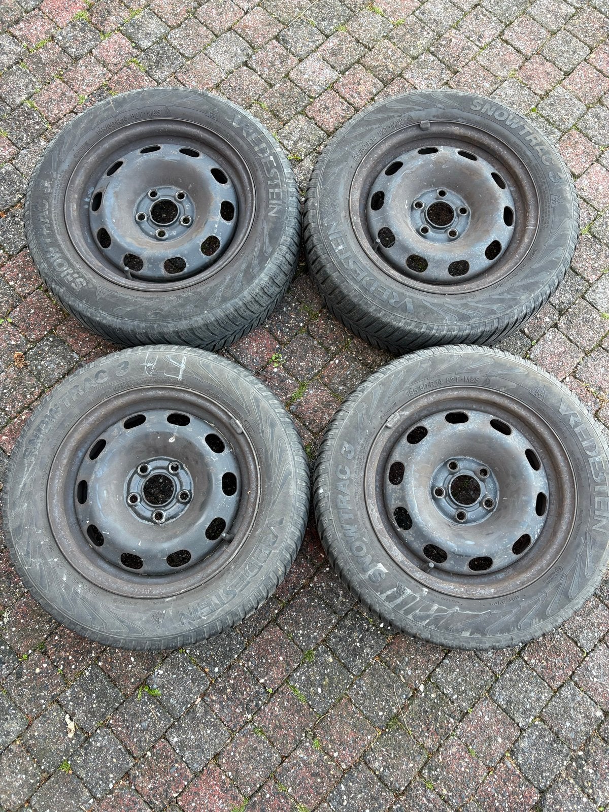 Winterbanden met velgen en wieldoppen - VW Polo 185/60 R15, Ophalen of Verzenden, Gebruikt