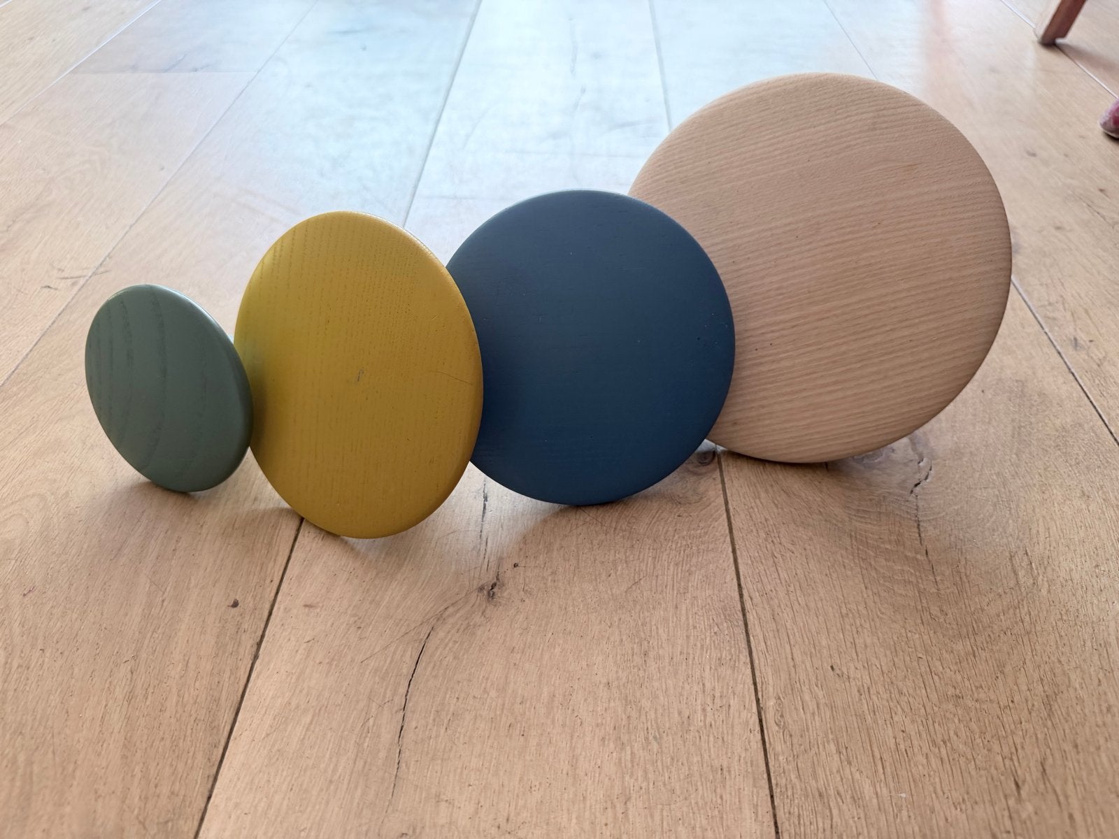 Muuto The Dots wandknoppen - set van 4 in diverse kleuren, Ophalen, Gebruikt, Hout, Wandhaken