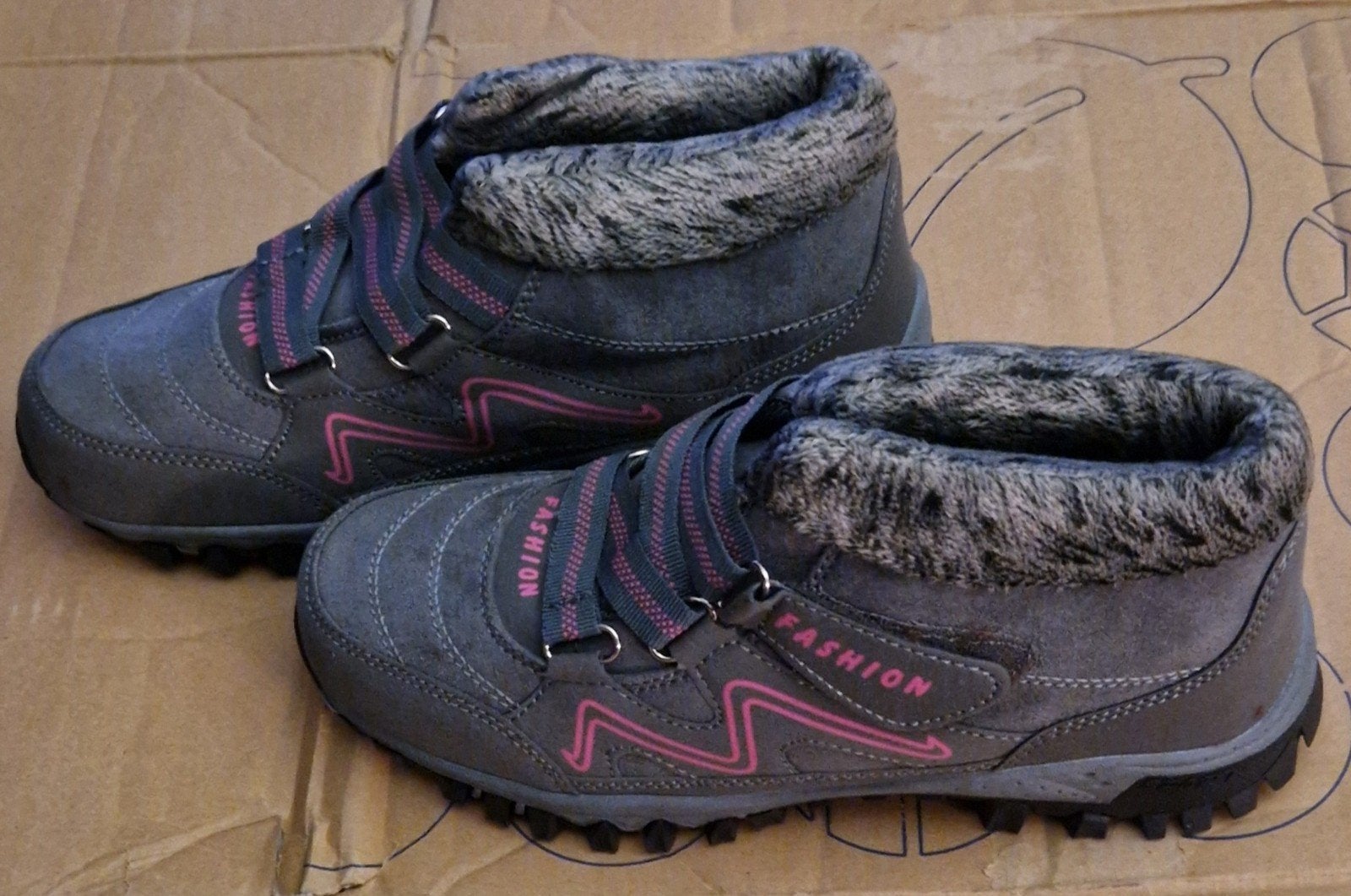 Grijze winterlaarzen met roze accenten, maat 39, Kleding | Dames, Schoenen, Fashion, Lage of Enkellaarzen, Nieuw, Ophalen of Verzenden