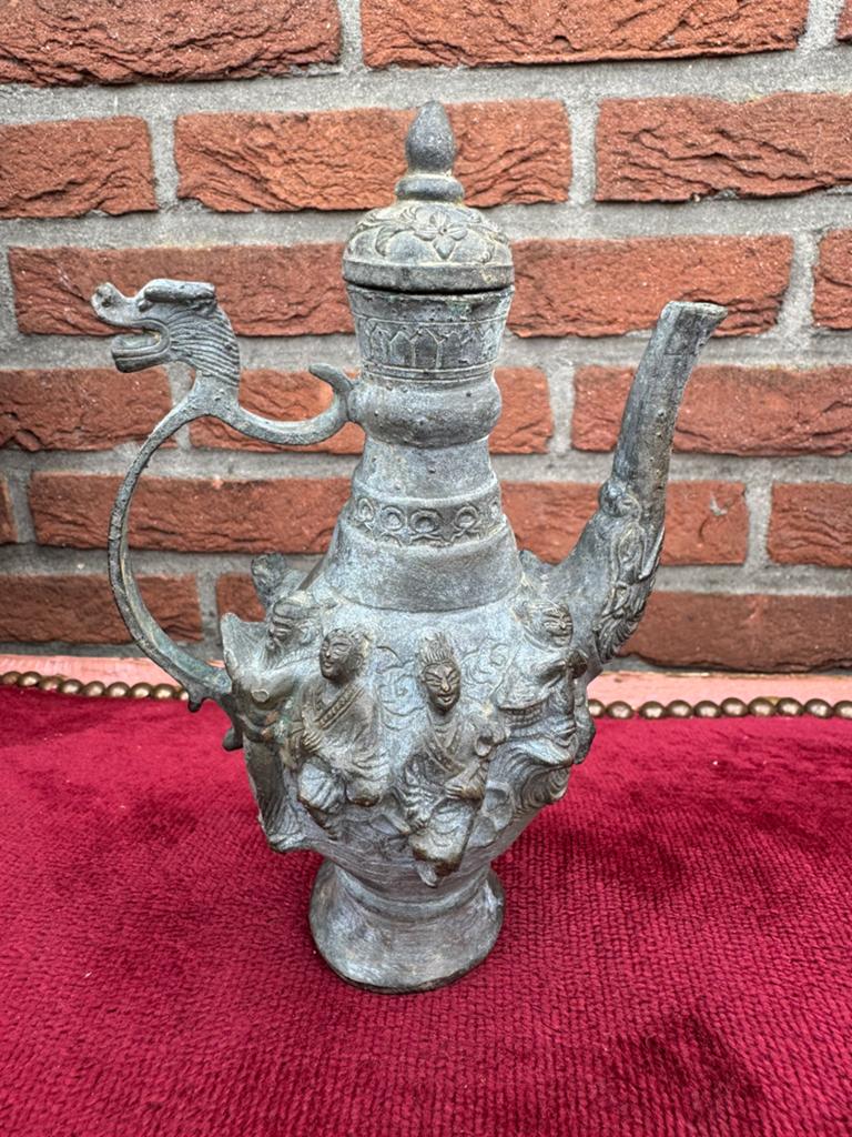 oud Chinees bronzen schenkkannetje, 8 arhats, Ophalen of Verzenden